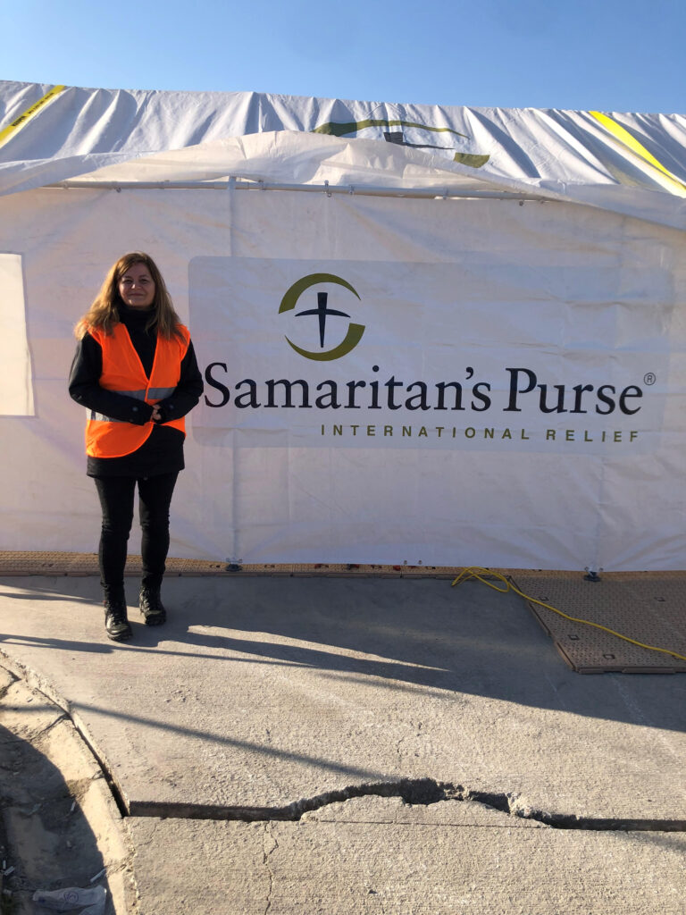 Birsen Karlsson jobbar med First Hope som i in tur samarbetar med Samaritan's Purse,. De har satt upp ett fältsjukhus i Antakya